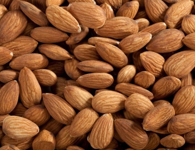 Peeled almonds